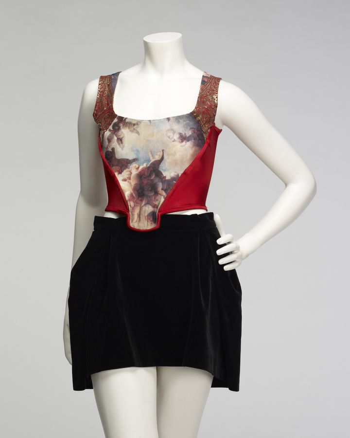 "Corset bustier" et mini jupe de la collection Automne/Hiver 1991-92. Nancy Foxwell Neuberger Acquisition Endowment Fund. (INDIANAPOLIS MUSEUM OF ART AT NE / ARCHIVE PHOTOS - Getty Images)