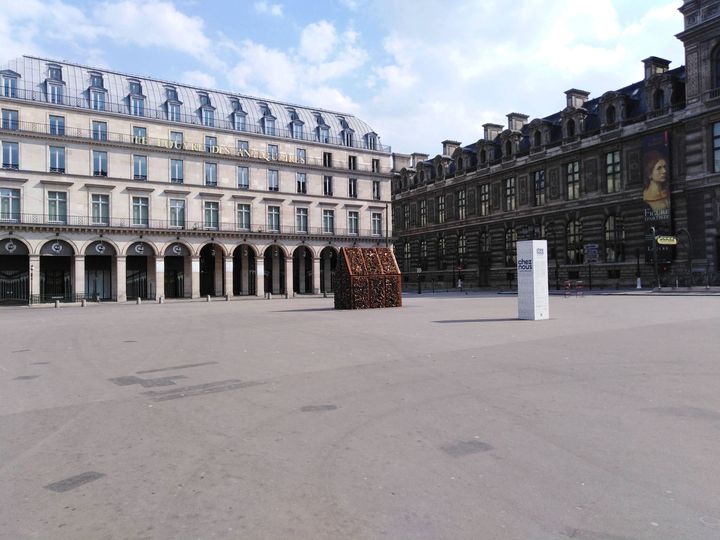 "Chez nous", maison couverte de cadenas imaginée par l'artiste Carmen Mariscal. Sur la place du Palais-Royal à Paris, déserte, pendant le confinement (avril 2020) (© Jacques Dor)