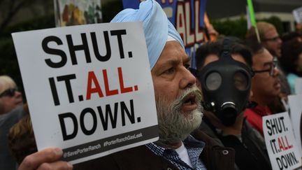 Des manifestants protestent à Porter Ranch, Los Angeles (Californie), pour dénoncer la fuite de gaz qui s'est déclarée en octobre dans ce quartier, le 23 janvier 2016.&nbsp; (MARK RALSTON / AFP)