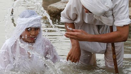 Comme chez les chrétiens, la pureté s’acquiert par le baptême, qu’ils pratiquent plusieurs fois dans l’année tout au long de leur vie. Le baptême est un rituel qu'a reçu Jésus de Jean-Baptiste, dans le fleuve du Jourdain.
 
Cette pratique les oblige à vivre près de l’eau. Ce qui explique leur choix de s’installer en Irak surnommé «le pays des deux fleuves», en raison de la présence du Tigre et de l'Euphrate. (REUTERS/Mohammed Ameen)