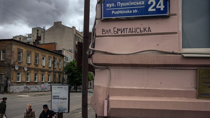 Sur le&nbsp;boulevard Pouchkine de Kharkiv, le 22 mai 2022, un tag propose&nbsp;un nouveau nom, "boulevard de Grande-Bretagne". (DIMITAR DILKOFF / AFP)