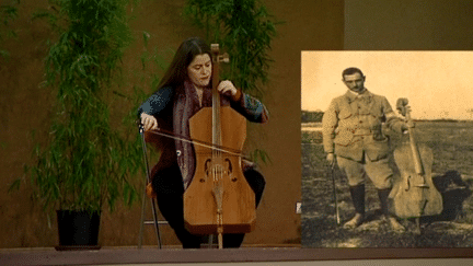 Emmanuelle Bertrand en répétition du concert-lecture "Le violoncelle de guerre, Maurice Maréchal et le poilu"
 (France3 / Culturebox)