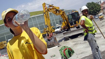 Des ouvriers sur le chantier du Palais des sports de Toulouse (Haute-Garonne), le 19 juillet 2006. (LIONEL BONAVENTURE / AFP)