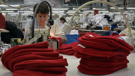 Des bonnets rouges confectionn&eacute;s dans l'usine Armor Lux de Quimper (Finist&egrave;re), le 31 octobre 2013. (MAXPPP)