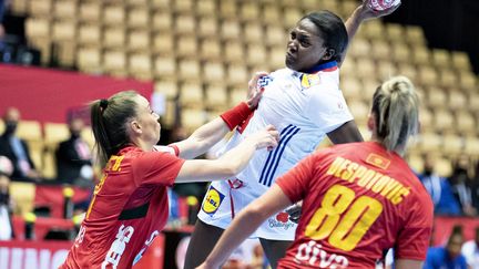 Grace Zaadi Deuna au tir face au Monténégro à l'Euro 2020 (HENNING BAGGER / RITZAU SCANPIX)