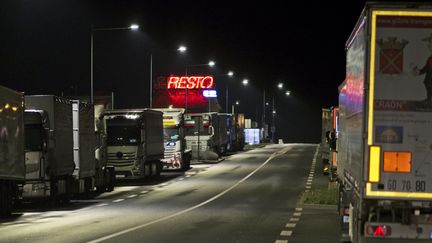 Des camions stationnés près de l'Escale, un relais de l'Indre près de Chateauroux. (GUILLAUME SOUVANT / AFP/GUILLAUME SOUVANT)