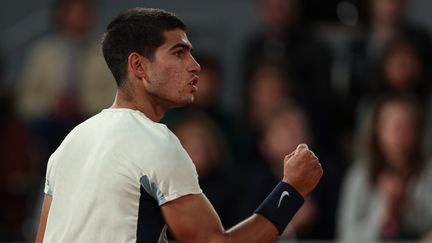 Carlos Alcaraz lors des huitièmes de finale de Roland-Garros 2022, le dimanche 29 mai.&nbsp; (THOMAS SAMSON / AFP)