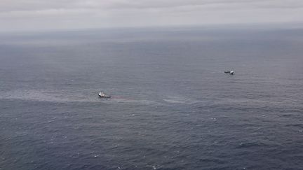 Le navire "L'Argonaute" installe un barrage de confinement d'hydrocarbures sur la zone de naufrage du "Grande America", le 16 mars 2019, dans le golfe de Gascogne. (MARINE NATIONALE)