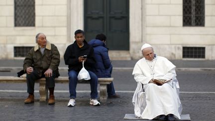 Un homme fait la manche d&eacute;guis&eacute; en pape Jean-Paul II sur la piazza Navona &agrave; Rome (Italie), le 3 mars 2013. (ALESSANDRO BIANCHI / REUTERS)