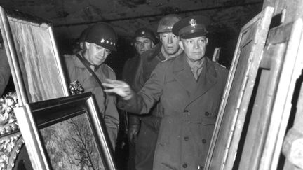 Le g&eacute;n&eacute;ral am&eacute;ricain Dwight D. Eisenhower inspecte des tableaux confisqu&eacute;s par des nazis, &agrave; Gotha (Allemagne), le 12 avril 1945.&nbsp; (/AP/SIPA / U.S. ARMY)