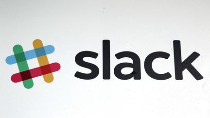 Le logo de Slack au siège de l'entreprise, le 7 mars 2016, à&nbsp;San Francisco, aux Etats-Unis. (CHRISTOPH DERNBACH / DPA)