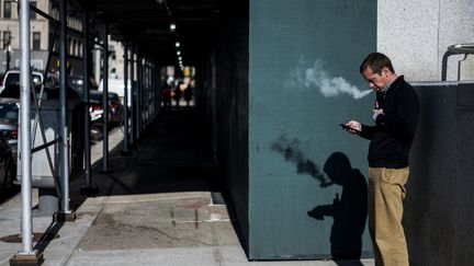 Un homme fume avec une cigarette électronique, le 15 novembre 2017, à New York (Etats-Unis). (JEWEL SAMAD / AFP)