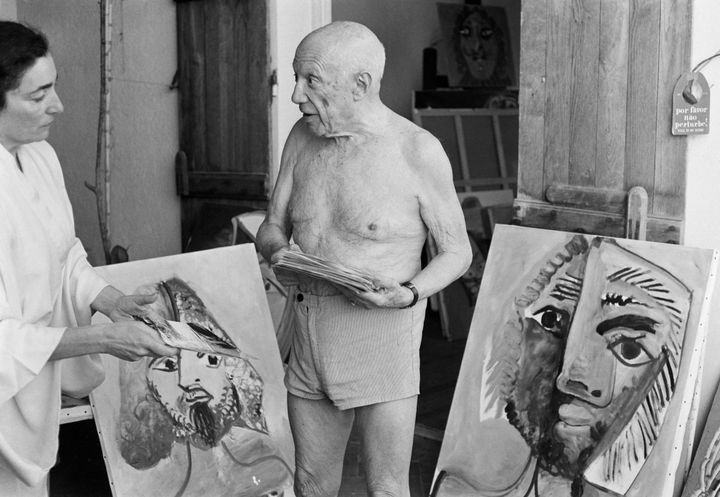 Picasso avec Jacqueline Roque, sa dernière épouse, dans son atelier de Mougins (Alpes-Maritimes), en octobre 1971. La propriété est mise aux enchères jeudi 12 octobre
 (Ralph Gatti / AFP)