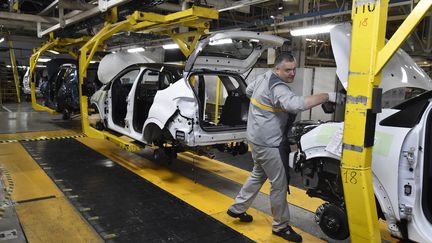 Un employé travaille sur la chaîne de montage d'une usine Renault à Moscou, le 2 décembre 2016. (ALEXANDER NEMENOV / AFP)