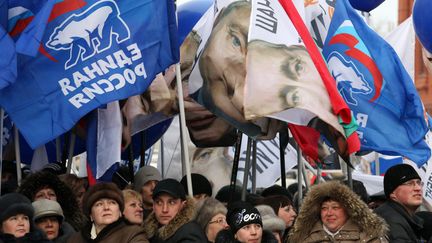 Des partisans de Vladimir Poutine c&eacute;l&egrave;brent sa victoire &agrave; la pr&eacute;sidentielle aux abords du Kremlin &agrave; Moscou (Russie), le 5 mars 2012. (ALEXEY SAZONOV / AFP)