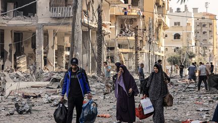 Des Palestiniens quittent le quartier d'Al-Karama pour des zones plus sûres de la bande de Gaza (Palestine), le 11 octobre 2023. (MAHMUD HAMS / AFP)