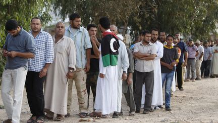 La foule se presse vendredi 21 octobre devant l'endroit o&ugrave; repose la d&eacute;pouille de l'ancien dictateur Mouammar Kadhafi, &agrave; Misrata.&nbsp; (REUTERS)