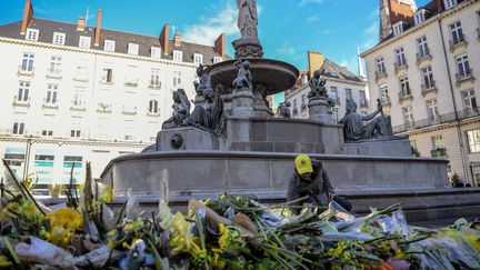 Un supporter&nbsp;du FCN dépose des fleurs, place Royale à Nantes le 23 janvier 2019, après la disparition de l'avion qui transportait Emiliano Sala. (LOIC VENANCE / AFP)