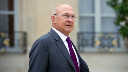 Le ministre du Travail, Michel Sapin, &agrave; la sortie du Conseil des ministres, &agrave; Paris, le 1er ao&ucirc;t 2012. (BERTRAND LANGLOIS / AFP)