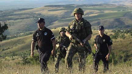 Des militaires et des gendarmes serbes patrouillent ensemble pour renforcer leurs frontières avec la Macédoine et la Bulgarie contre les tentatives d'entrée illégale de migrants. (SASA DJORDJEVIC / AFP)