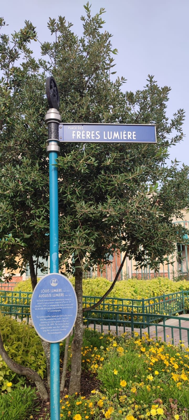 La place qui accueille les visiteurs aux Walt Disney Studios de Marne-la-Vallée est un hommage aux frères Lumière, les inventeurs lyonnais du cinéma, auxquels Walt vouait une admiration sans bornes. (ARIANE SCHWAB / RADIO FRANCE)