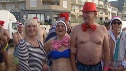 C'est une tradition à Chatelaillon-Plage (Charente-Maritime), près de La Rochelle. Pour la bonne cause, 400 personnes étaient réunies, ce 24 décembre, pour un bain de Noël. (France 3)