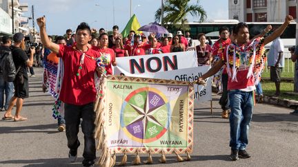 Des manifestants défilent à Cayenne, en Guyane, en mars 2017. (JODY AMIET / AFP)