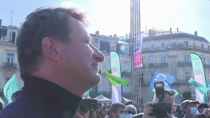 À moins de huit semaines de la présidentielle, les candidats peaufinent leur programme.&nbsp;La rédaction&nbsp;du&nbsp;20 Heures s’est intéressée à une mesure du candidat écologiste Yannick&nbsp;Jadot, un revenu citoyen versé à partir de 18 ans qui&nbsp;doit&nbsp;garantir à chacun un minimum de 920 euros par mois. (FRANCE 2)