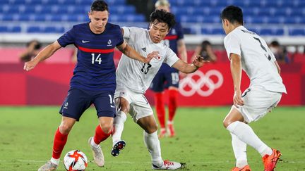 Florian Thauvin face au Japon lors du tournoi olympique de football, mercredi 28 juillet 2021. (MARIKO ISHIZUKA / AFP)