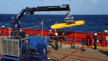 Le robot Bluefin-21 est mis &agrave; l'eau, le 1er avril 2014. (MC1 PETER D. BLAIR / US NAVY / AFP)