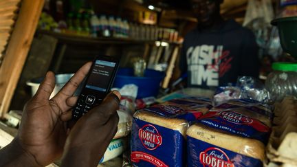 Le paiement par téléphone pour les menus achats, déjà présent en Afrique, explose depuis la crise du Covid-19 (photo prise au Zimbabwe le 10 décembre 2019). (JEKESAI NJIKIZANA / AFP)