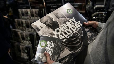 L'album posthume de Johnny Hallyday vendu à la fnac des Champs Elysées à Paris, le 19 octobre 2018. (CHRISTOPHE ARCHAMBAULT / AFP)