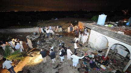 Sur les lieux du crash d'un avion de ligne, pr&egrave;s&nbsp;d'Islamabad, au Pakistan, le 20 avril 2012. (AAMIR QURESHI / AFP)