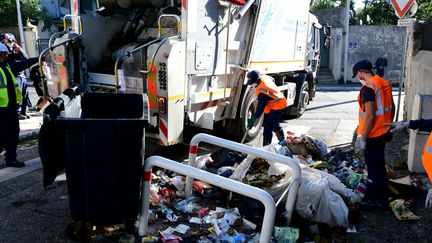 Des travailleurs de la société&nbsp;Ortec nettoient&nbsp;le quartier Saint-Just à Marseille, le 6 octobre 2021.&nbsp; (GEORGES ROBERT / MAXPPP)