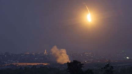 De la fum&eacute;e s'&eacute;chappe de la bande de Gaza apr&egrave;s un tir de r&eacute;plique isra&eacute;lien, le 11 juillet 2014, en Isra&euml;l.&nbsp; (AMIR COHEN / REUTERS)