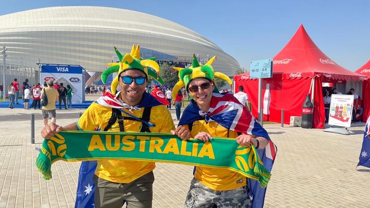 Carlos et Javier, deux supporters australiens venus assister au match entre l'Australie et la Tunisie au stade Al-Janoub, le 26 novembre 2022. (Denis Ménétrier)