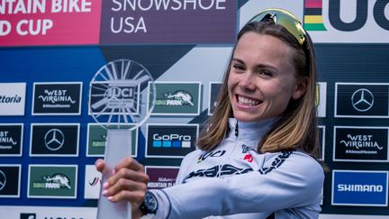 Loana Lecomte avec son globe&nbsp;de cristal, récompense de sa victoire au classement général de la Coupe du monde, à Snowshoe (Etats-Unis), le 19 septembre 2021. (Stéphan Da Silva)