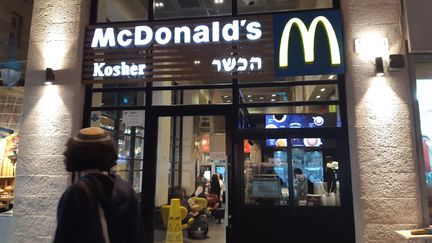 En Israël (ici à Jérusalem) le géant américain Mac Donald’s a ouvert des restaurants cashers et d’autres non-cashers. (FRÉDÉRIC MÉTÉZEAU / RADIO FRANCE)