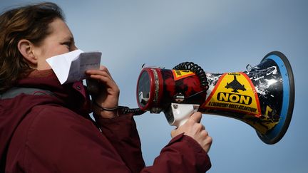 Une opposante à l'aéroport de Notre-Dame-des-Landes proteste, le 27 février 2016, à Héric (Loire-Atlantique). (JEAN-SEBASTIEN EVRARD / AFP)