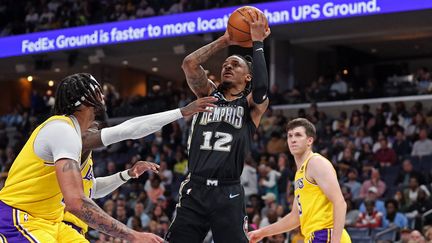 Ja Morant avec les Grizzlies de Memphis contre les Lakers de Los Angeles, le 28 février 2023. (JUSTIN FORD / AFP)