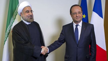 Le pr&eacute;sident iranien, Hassan Rohani, et le pr&eacute;sident fran&ccedil;ais, Fran&ccedil;ois Hollande, le 24 septembre 2013, au si&egrave;ge des Nations unies, &agrave; New York. (CRAIG RUTTLE / SIPA)