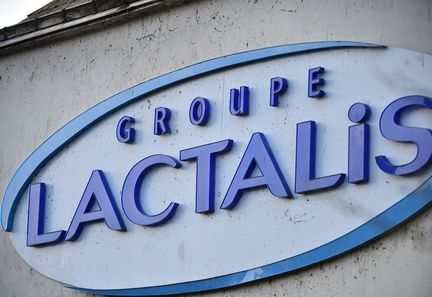 Le logo Lactalis sur un batiment à Laval (Mayenne). (JEAN-FRANCOIS MONIER / AFP)