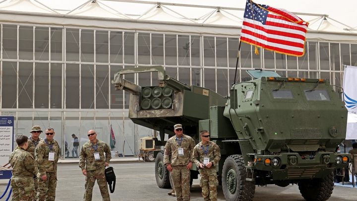 Un engin lance-missiles américain Himars, à Riyad (Arabie saoudite), le 6 mars 2022. (FAYEZ NURELDINE / AFP)