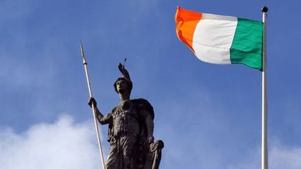 Drapeau irlandais flottant dans le ciel de Dublin le 27 mars 2016.