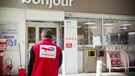 Une station-service à Briançon (Hautes-Alpes), le 10 octobre 2022. (THIBAUT DURAND / HANS LUCAS / AFP)