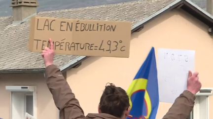 Jeudi 30 mars, Emmanuel Macron s'est déplacé dans les Hautes-Alpes pour évoquer la gestion de l'eau face à la sécheresse. Le chef de l'État a été accueilli par une centaine de manifestants contre la réforme des retraites. (FRANCEINFO)