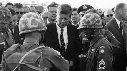 Le président Kennedy félicitant des soldats de l'armée américaine, le 13 octobre 1961. (JOHN LOENGARD / THE LIFE PICTURE COLLECTION)