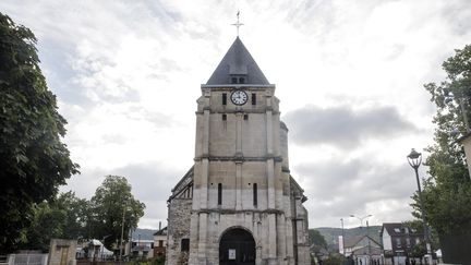 L'église de&nbsp;Saint-Etienne-du-Rouvray (Seine-Maritime), où a été assassiné le père Jacques Hamel, le 26 juillet 2016. (SAMEER AL-DOUMY / AFP)