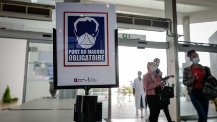 La pandémie de coronavirus Covid-19 a marqué l'année 2020. Ci-contre un panneau rappelant le port du masque obligatoire à la faculté de médecine de Lille, le 7 septembre. Photo d'illustration. (IP3 PRESS / MAXPPP)