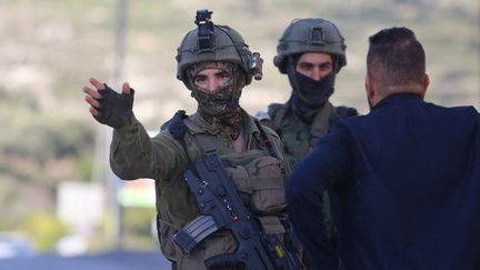 Des soldats israéliens sur les lieux de l'attaque, le 12 mars 2023 près de Naplouse (Cisjordanie). (NEDAL ESHTAYAH / ANADOLU AGENCY / AFP)